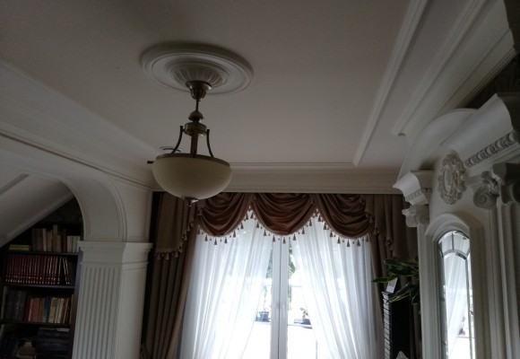Rozeta sufitowa pod lampą wykonana z gipsu